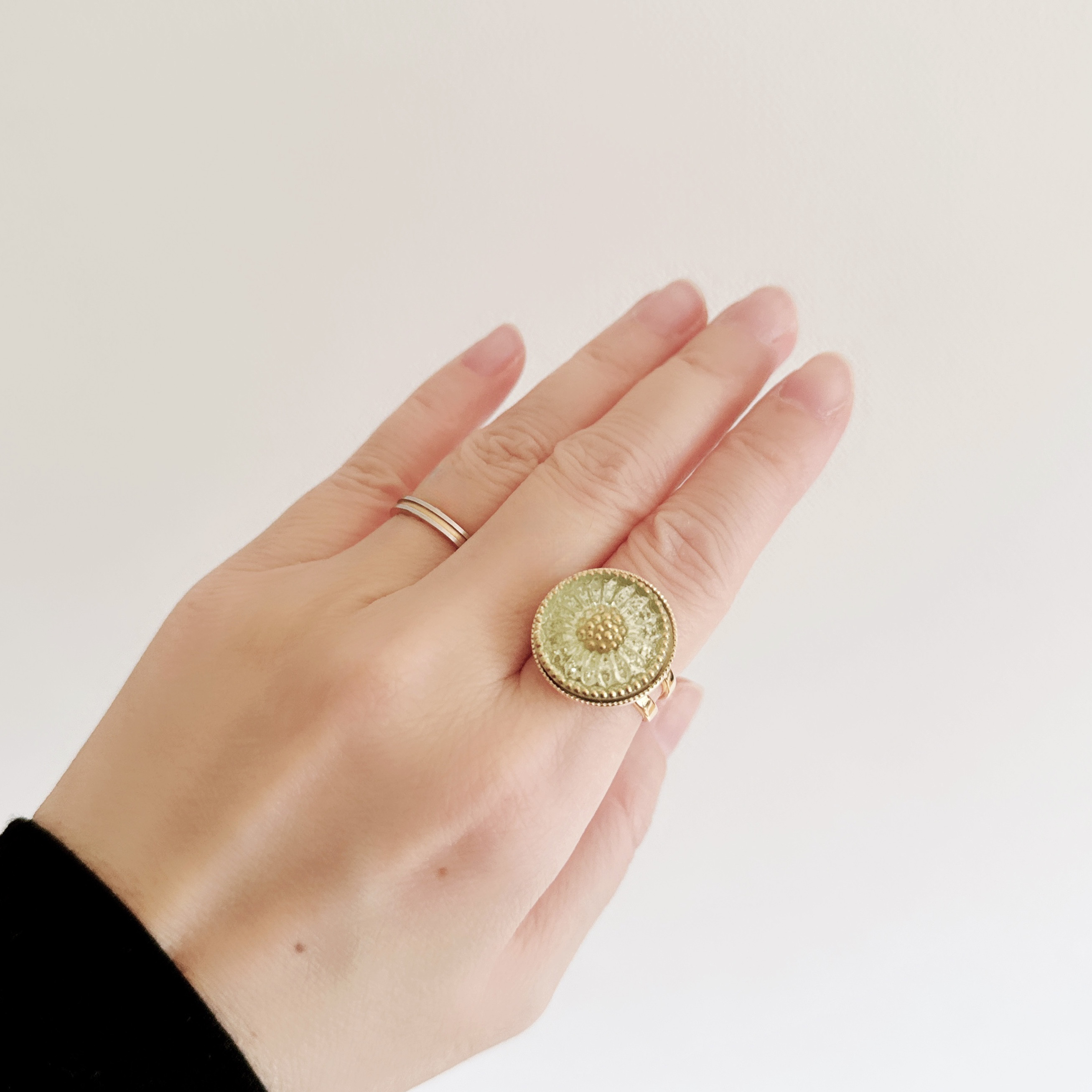 【春限定2026】やわらかな光をまとう チェコガラスボタンのフリーサイズリング 2本セット