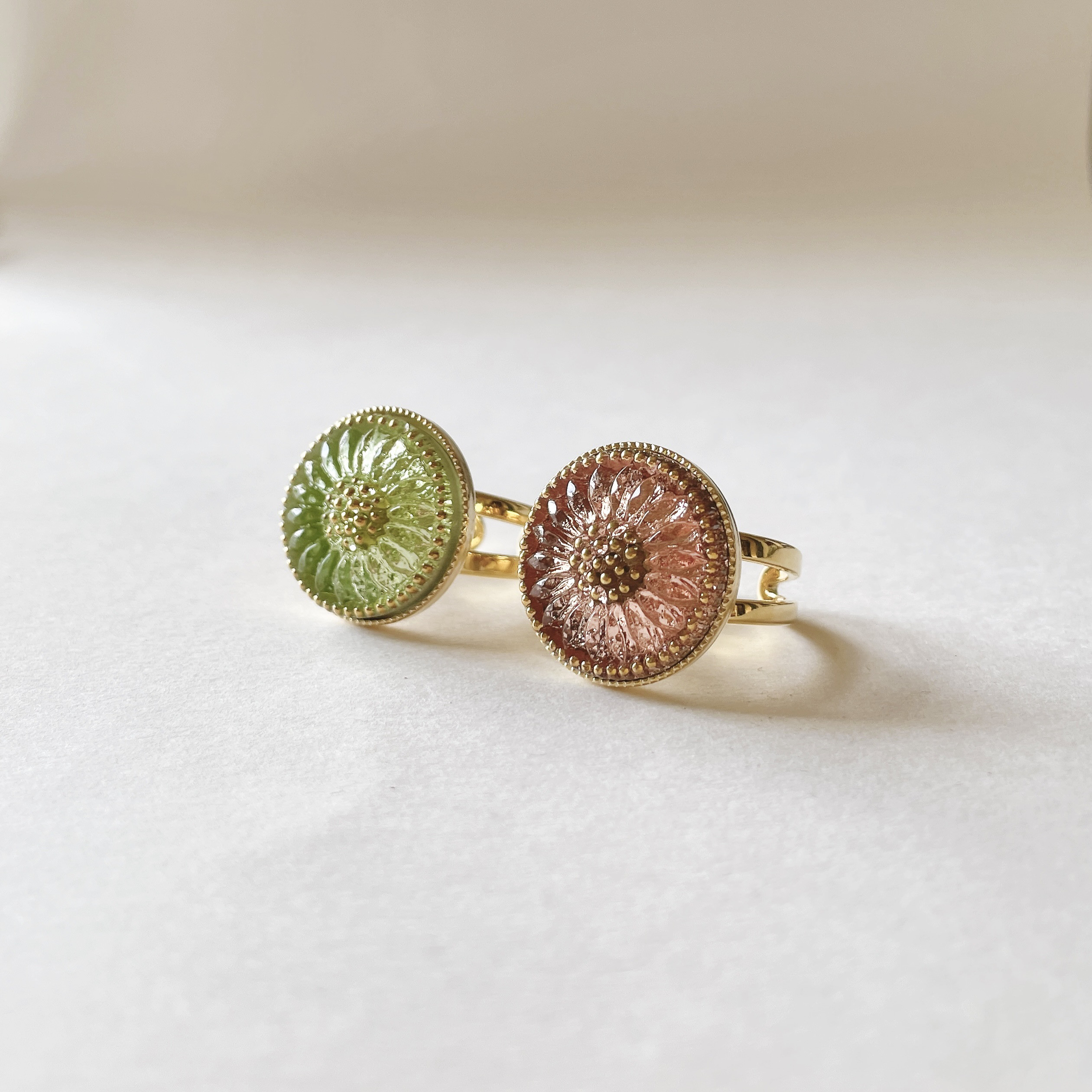 【春限定2026】やわらかな光をまとう チェコガラスボタンのフリーサイズリング 2本セット