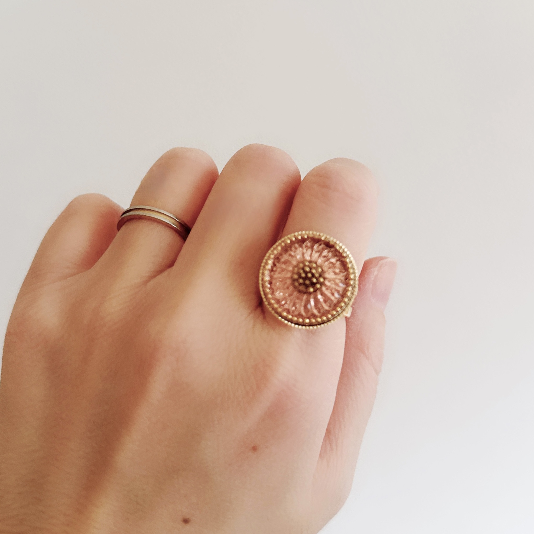 【春限定2026】やわらかな光をまとう チェコガラスボタンのフリーサイズリング 2本セット