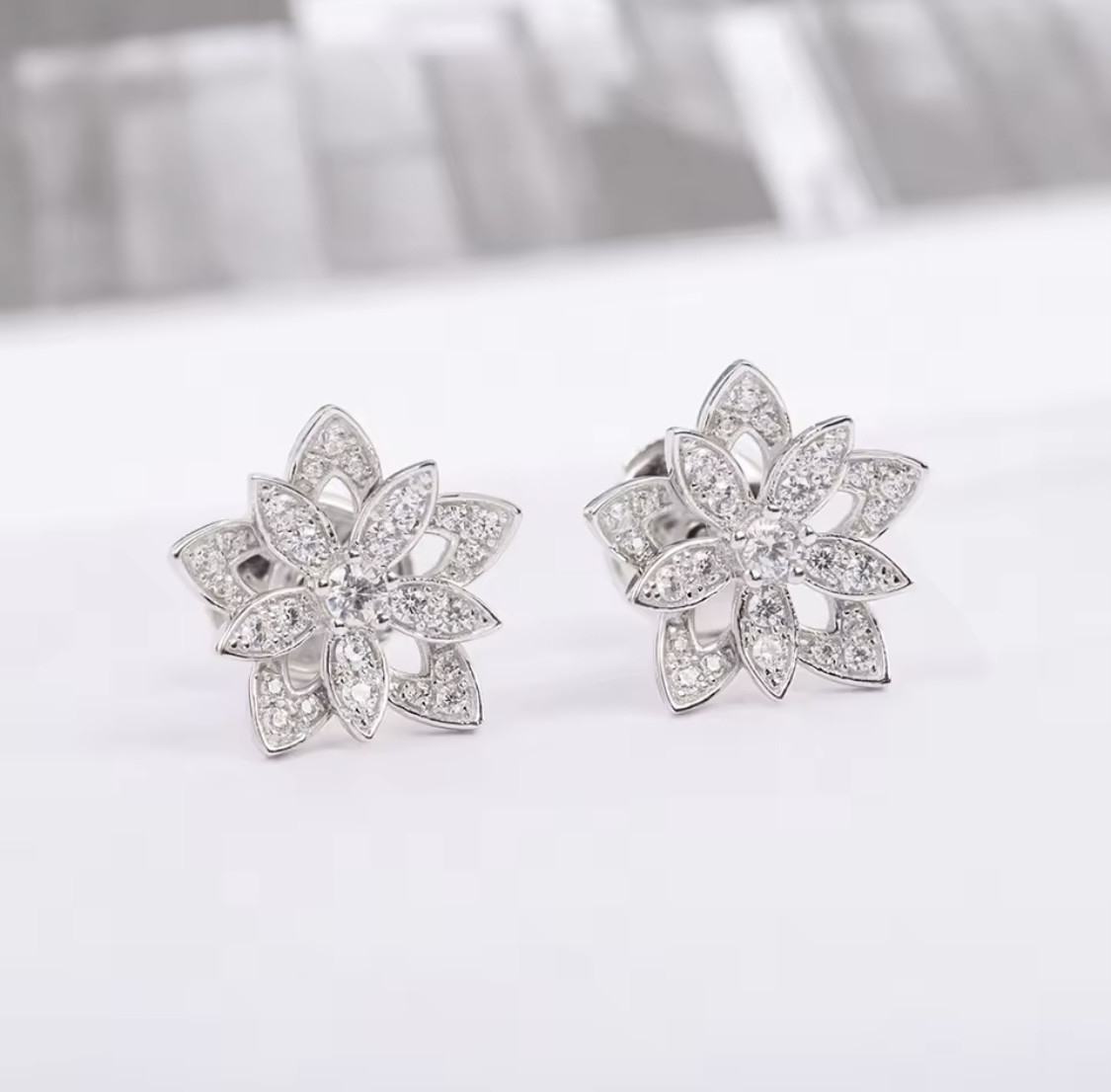 クローバー　フラワー　ピアス フラワー WG 幸せのクローバー ピアス ピアス（フープ） lasena's shop