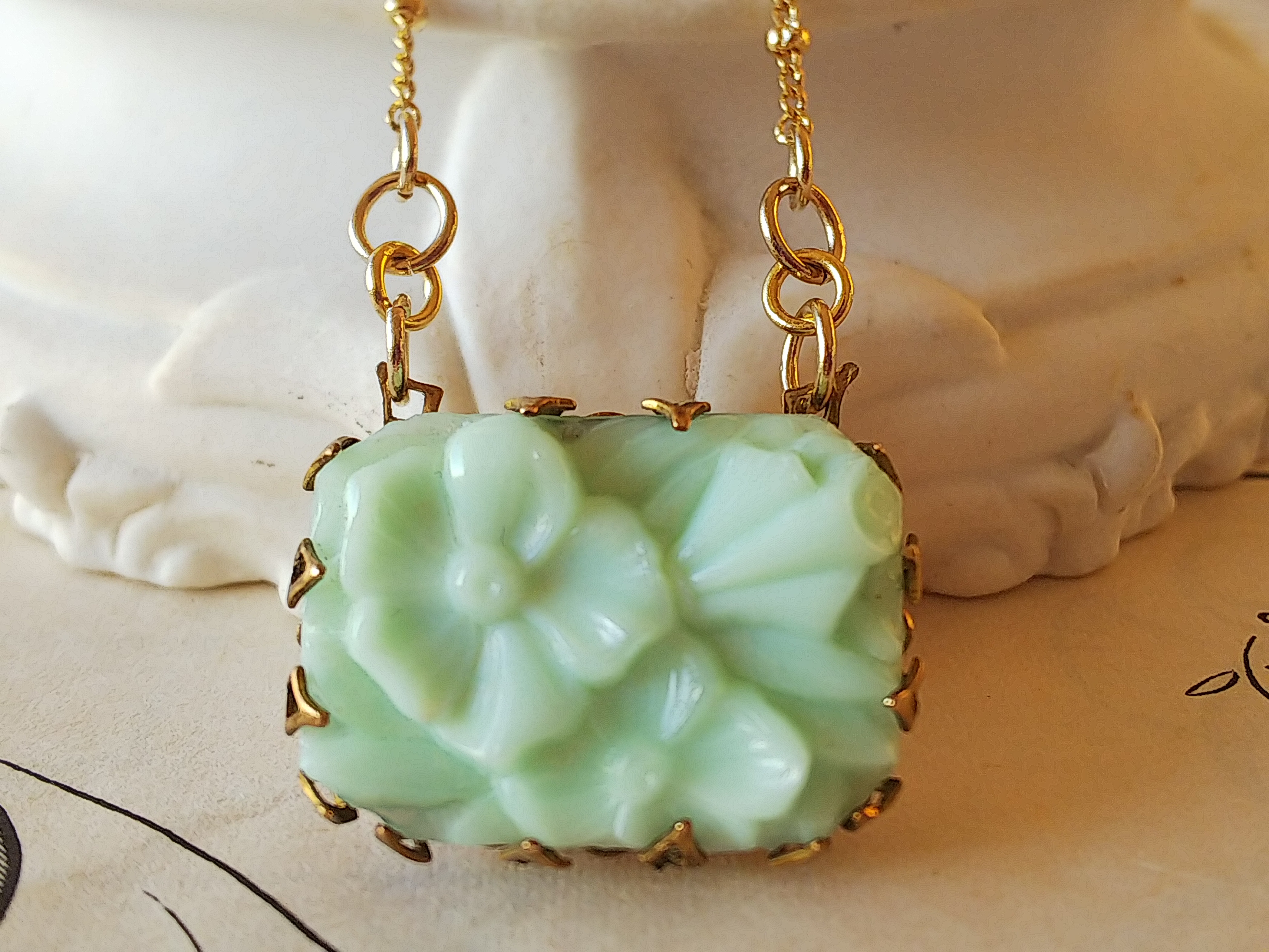 ヴィンテージ　ミントGreen　春のお花達（25×18㎜）横向き Goldトーンネックレス