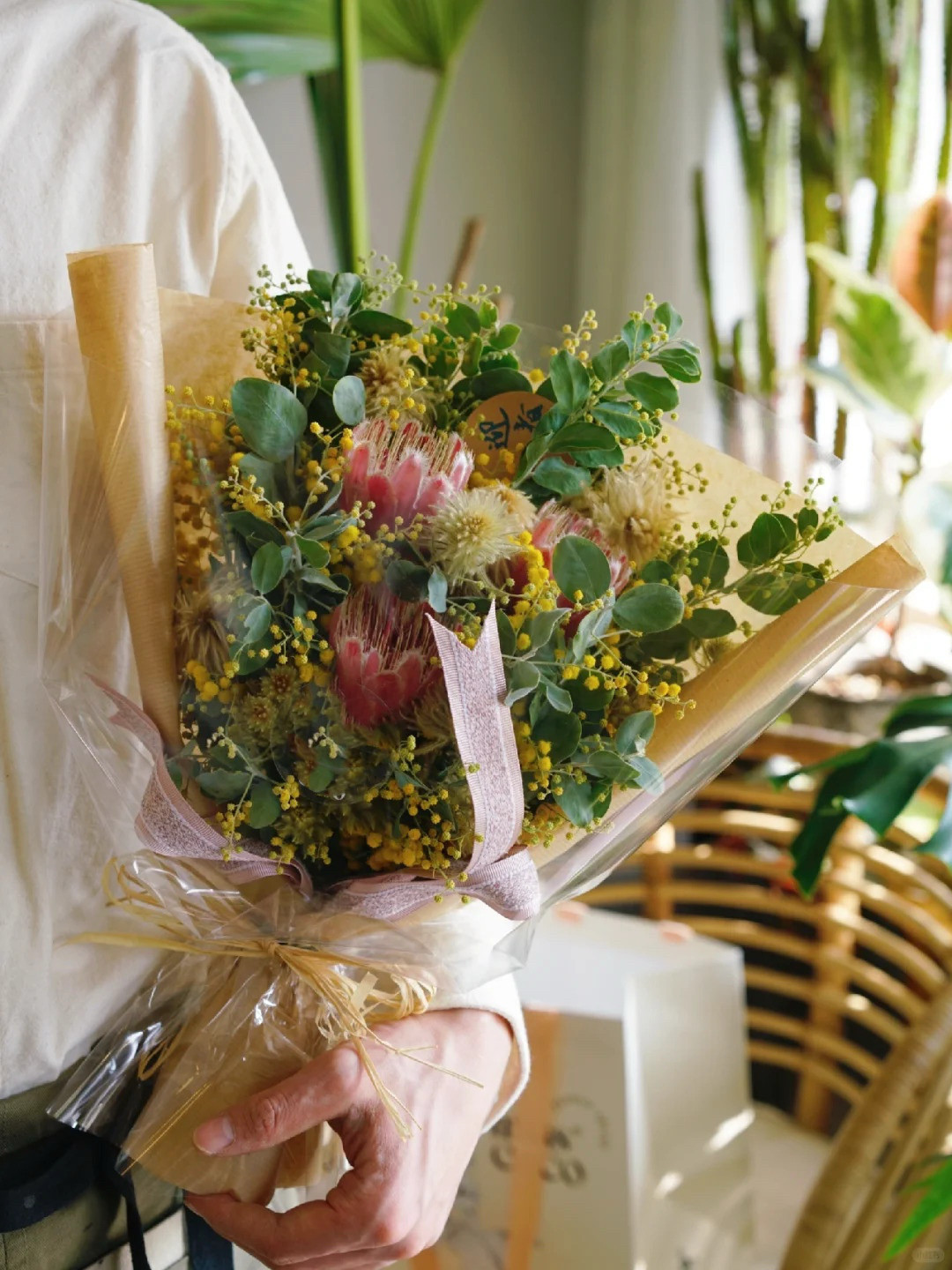 2月のテーマフラワー：ミモザ（Mimosa）プロテアとミモザのナチュラルブーケ【生花】