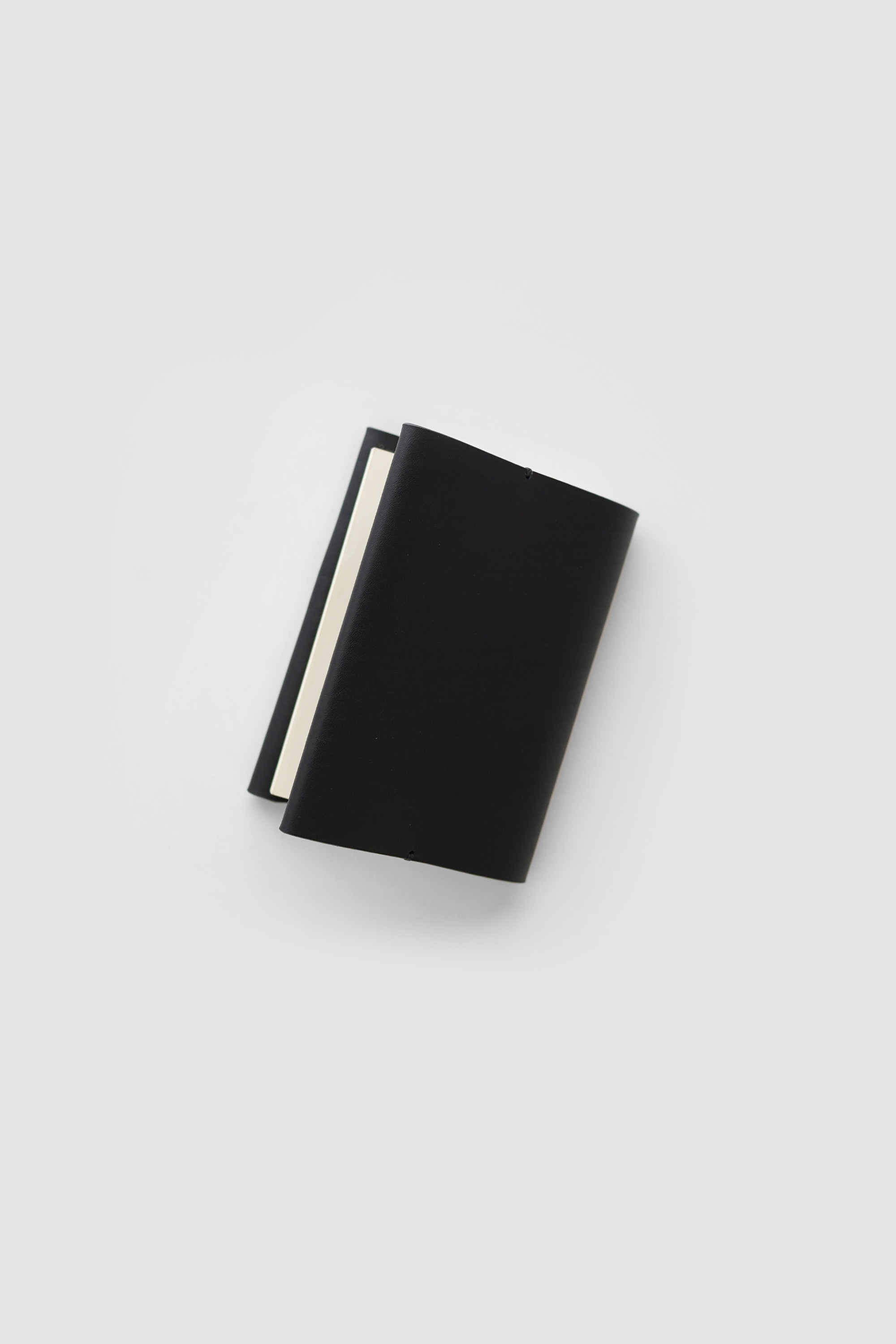 手縫いの文庫本カバー 本革 イタリアンレザー ブックカバー A6サイズ [MOLVAR]