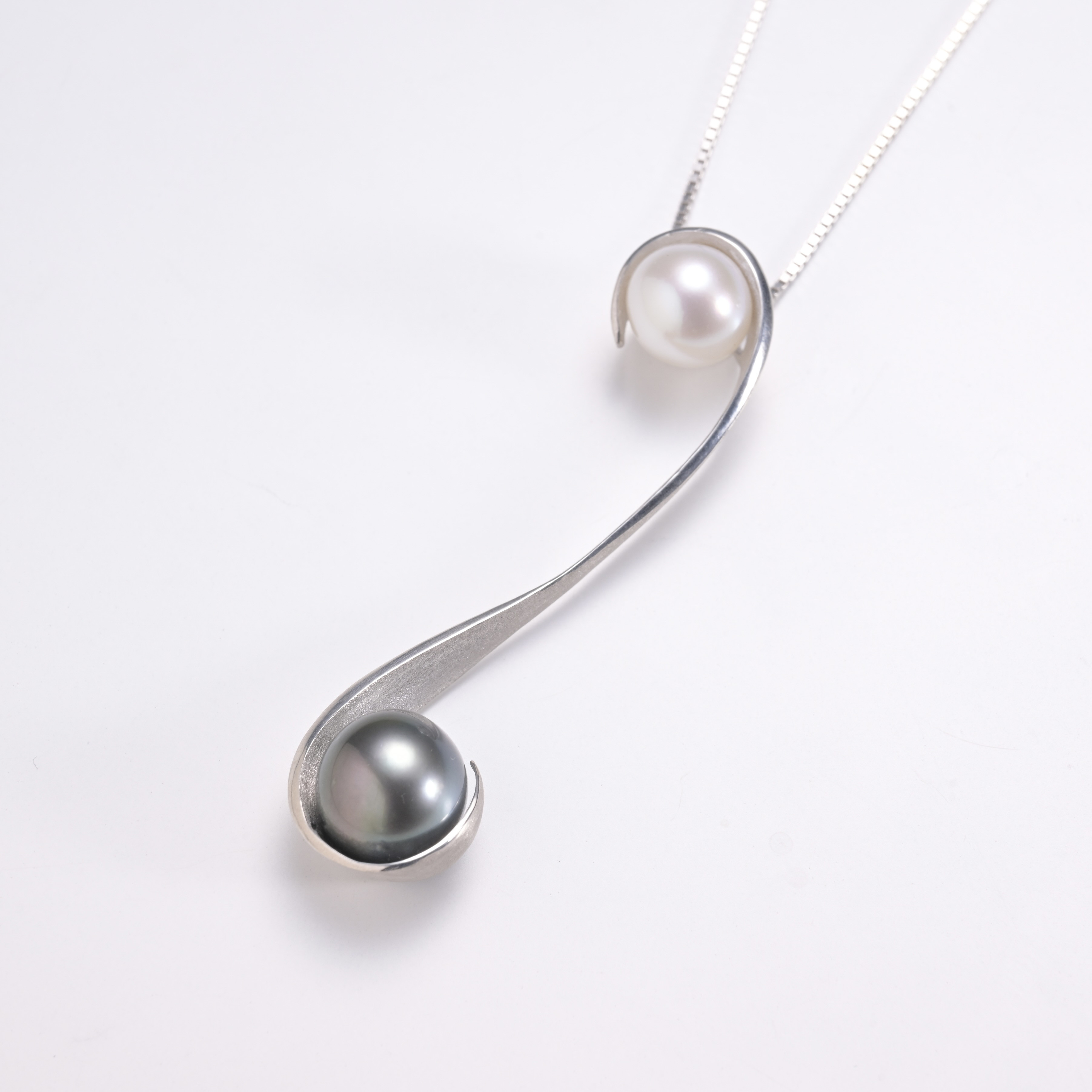 南洋パールWaves IIネックレス　シルバー色