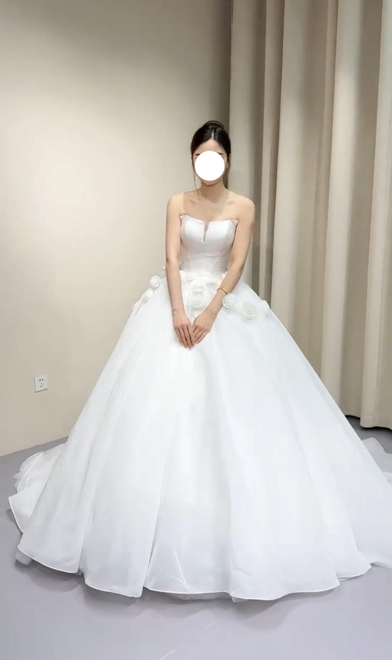 純粋な美しさ　お花飾り　フラワー　薔薇　袖無し　vネック　シンプルなウェディングドレス　2次会前撮り　白サイズオーダー可