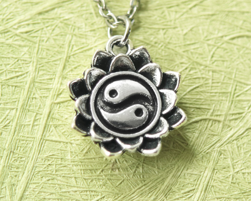 蓮と陰陽の力を宿した縁起良いネックレス― 蓮 ネックレス 花 シンプル