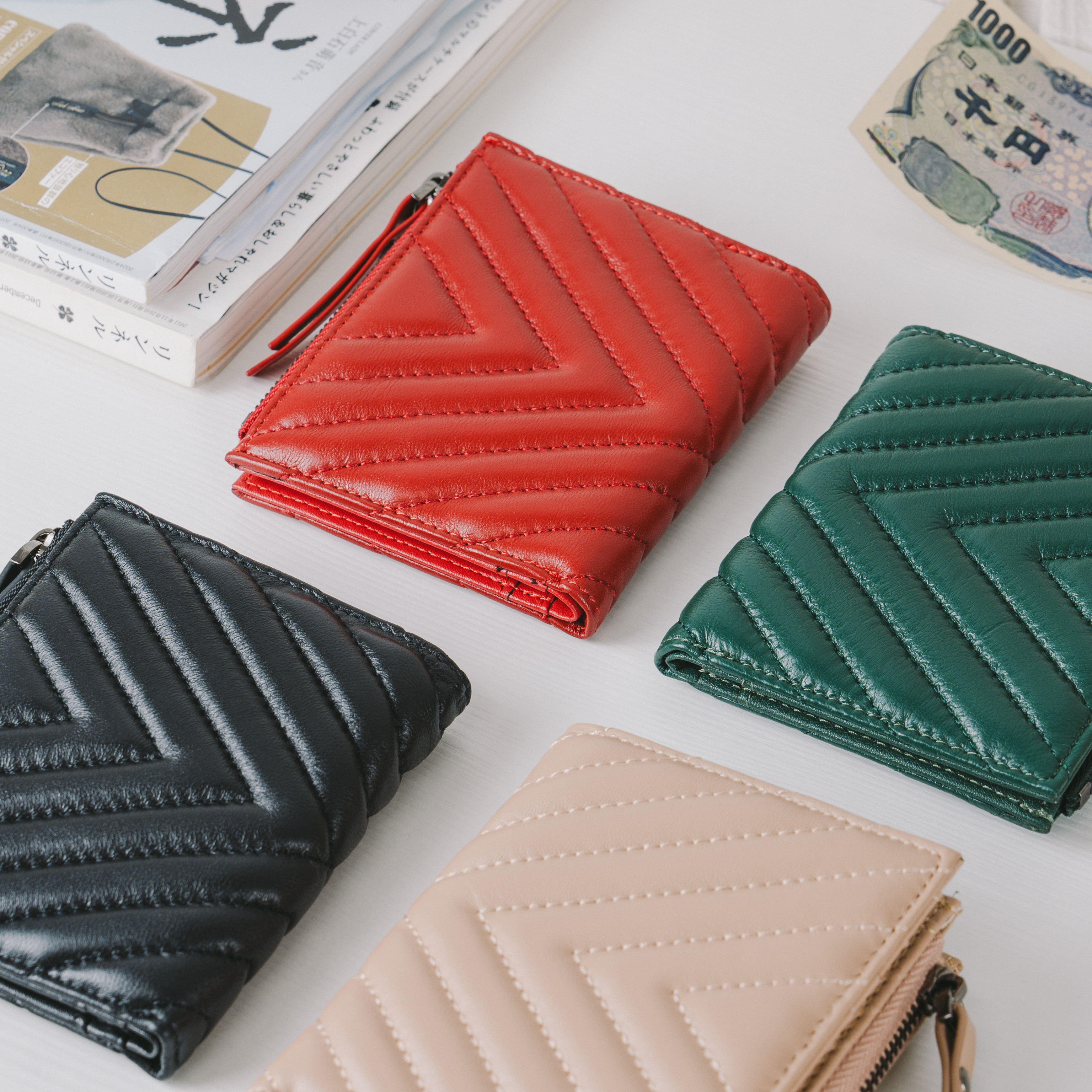 【ラム革二つ折り財布❤Ⅴ字型押し❤ファスナー】便利なボタン式│耐久性│シンプル│コンパクト│カード入れ│SF-16G