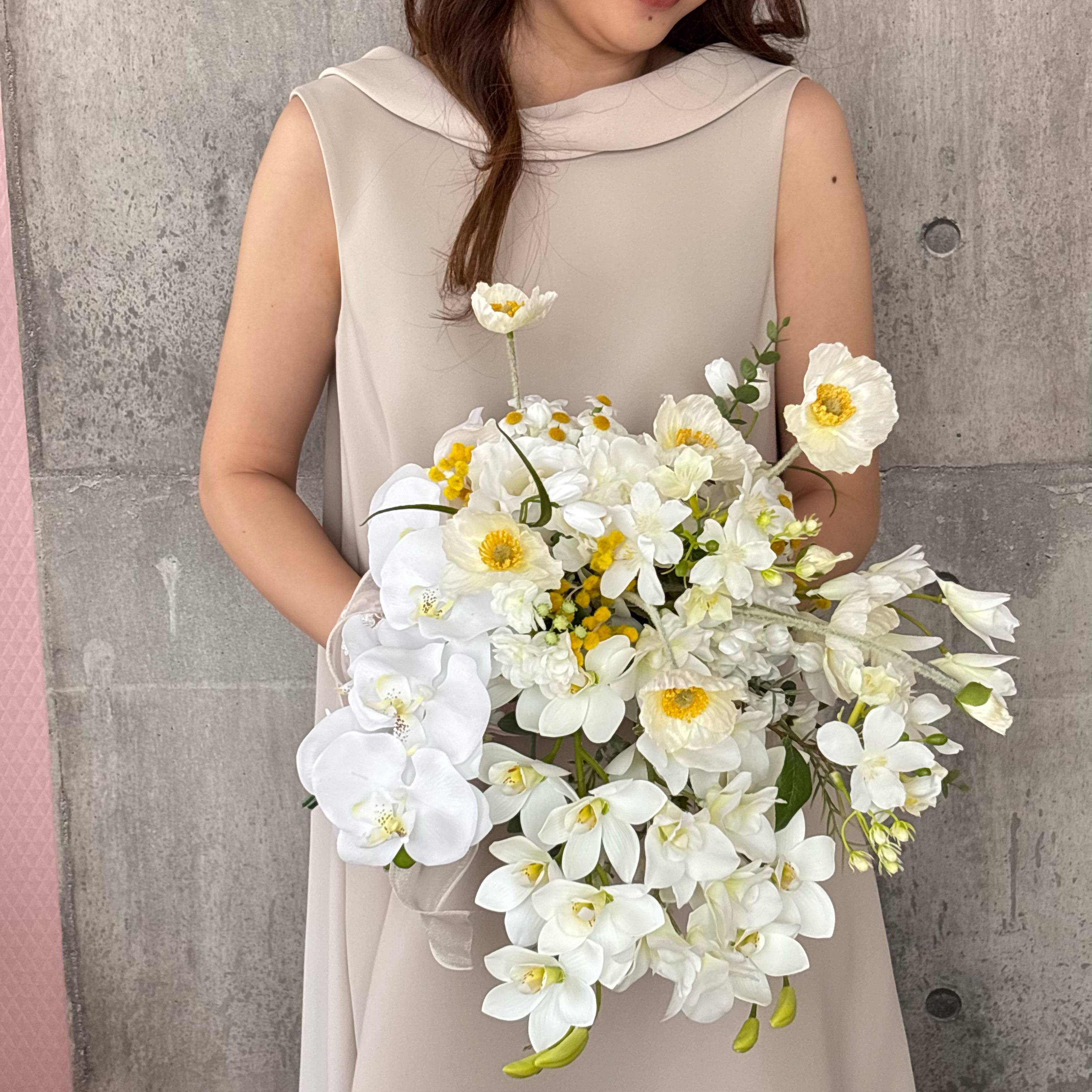 ウェディングブーケ　アーティフィシャルフラワー　高級造花　ミモザ　胡蝶蘭　蘭　前撮り　結婚式　ポピー　アシンメトリー