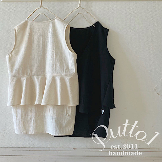 再販・卒入学から普段着まで「受注生産」黒は完売／後フリルのリネンコットン　深Vネック　ベスト　ブラウス