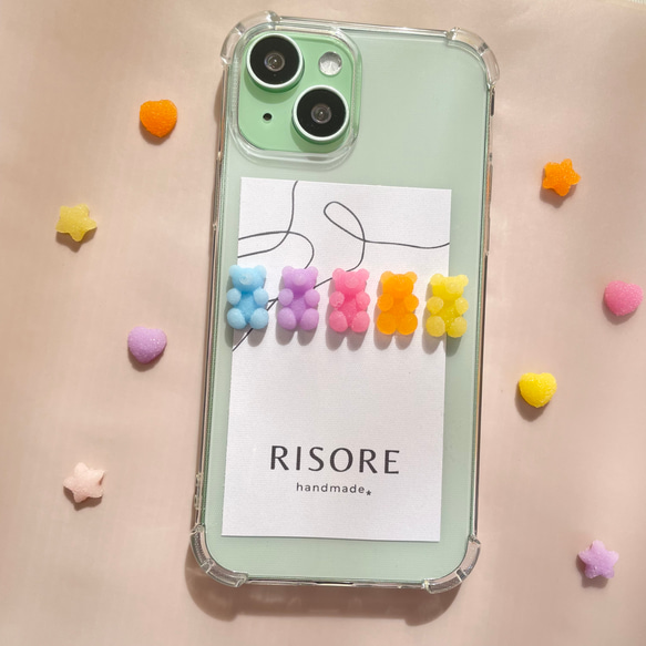 くまグミのスマホケース（よこ）【iPhone全機種対応】レジン iPhone16 iPhone15 クリアケース 1枚目の画像