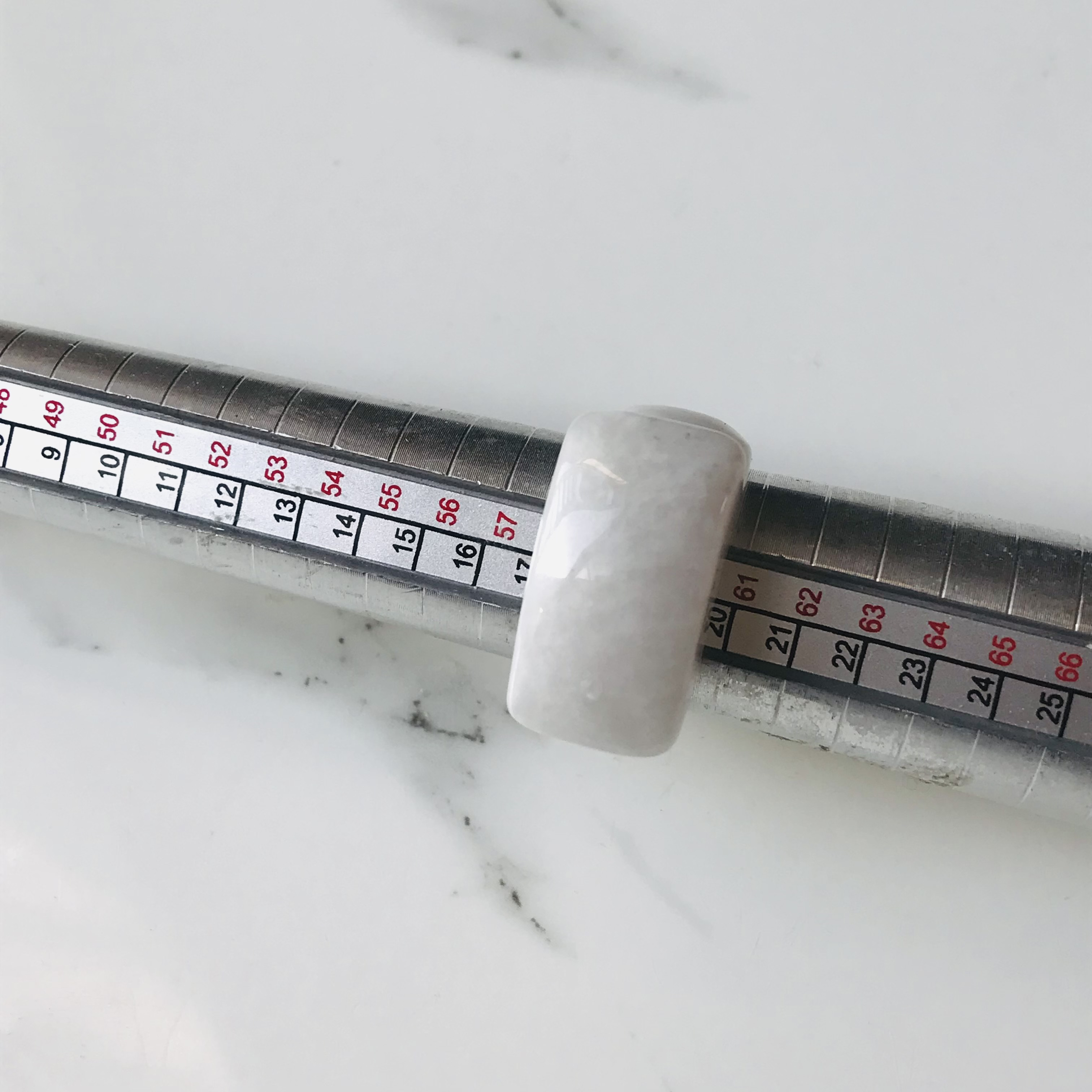 [R90-004］ ジェイド　JADE ヒスイ　本翡翠　くりぬき　リング　天然石　一点物　ミャンマー産　18号　指輪