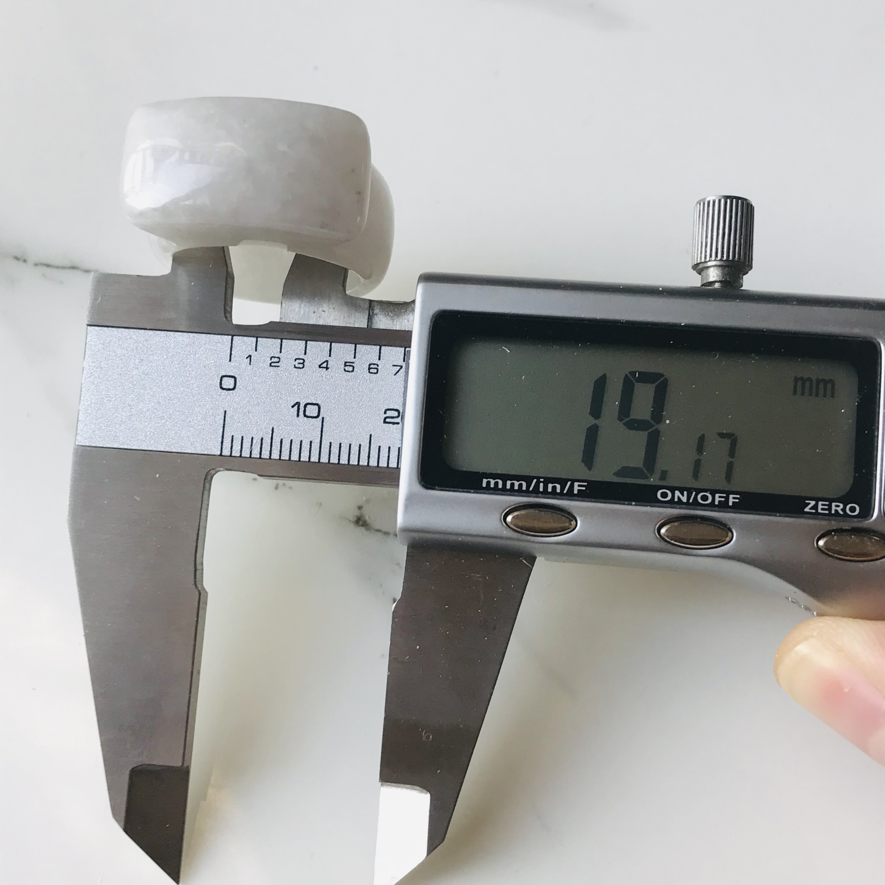 [R90-004］ ジェイド　JADE ヒスイ　本翡翠　くりぬき　リング　天然石　一点物　ミャンマー産　18号　指輪