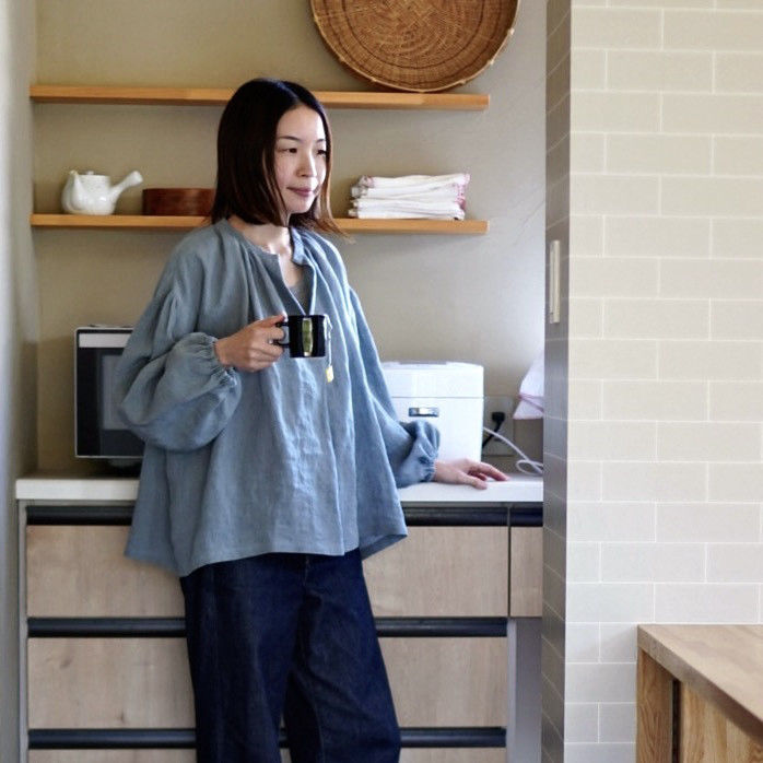 《海色》スッキリ魅せる前あきと、ふわりとした季節のギャザーブラウス