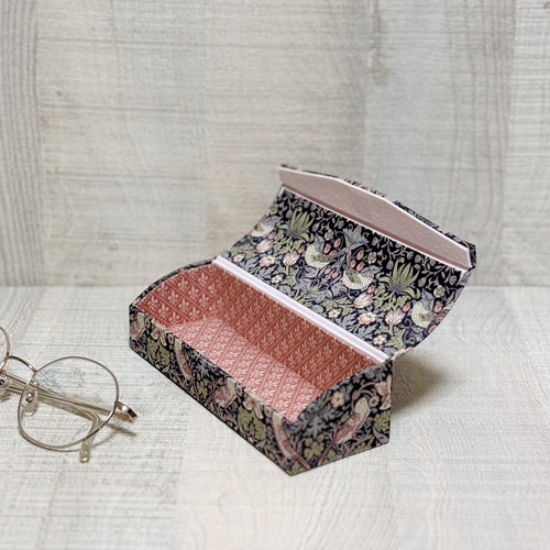 【再々販】優しいピンク色のメガネケース／ウィリアムモリス／カルトナージュ 再々販】優しいピンク色のメガネケース／ウィリアムモリス／カルトナージュ