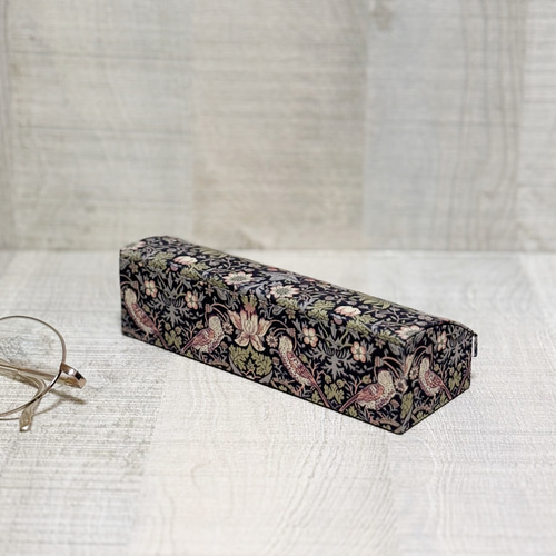 ゆったりサイズの眼鏡ケース☆【grey/pink】モリス☆いちご泥棒