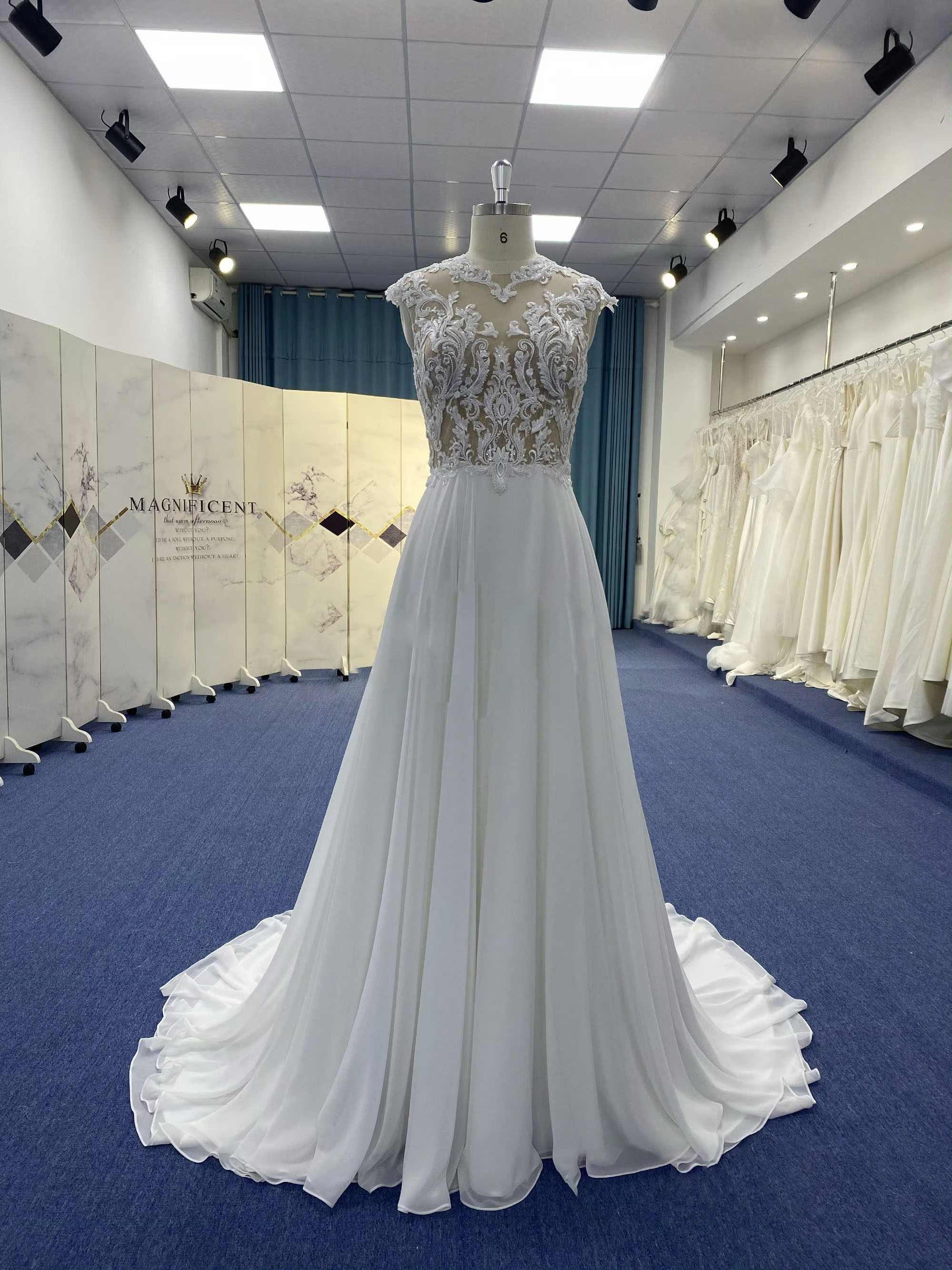 新作お勧め　イリュージョンネック　白　チュール　美しいバック　くるみボタン　細見えシルエット　美品　ウェディング前撮り