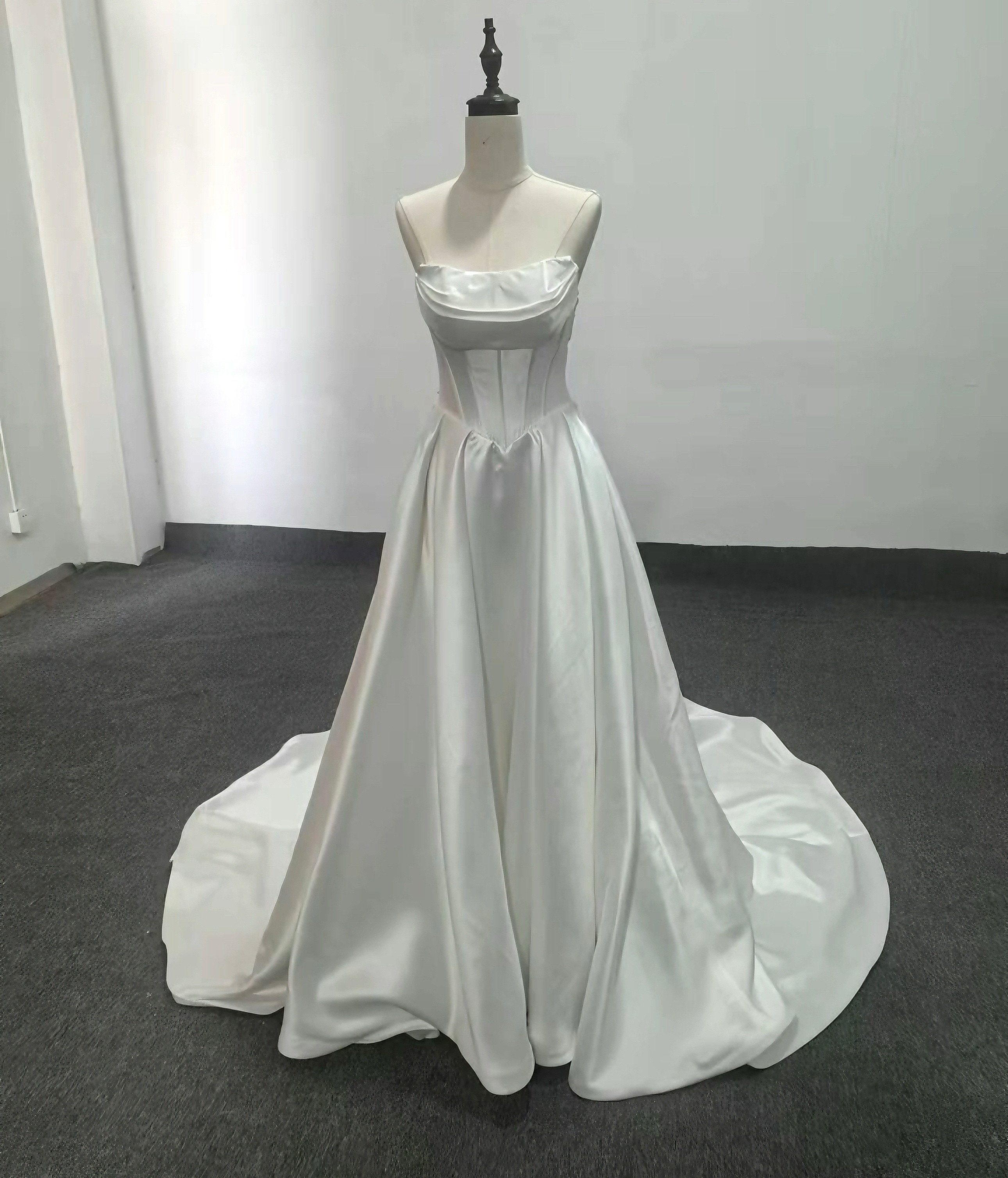 編みあげ　くるみボタン　Aライン　細見えシルエット　白　サテン　お色直し　オーダー可能　パーディードレス演奏会音楽会花嫁