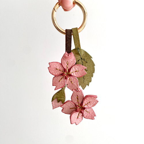 4月末まで春限定販売】ゆらゆら揺れる、本革で仕立てた『桜』の