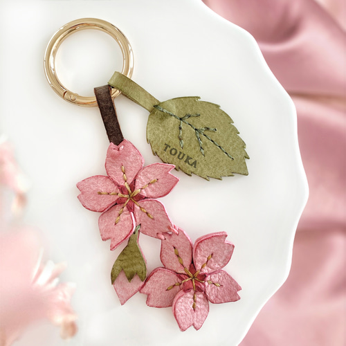 桜コウモリ】バックチャーム - 虹色の花＊天然石とワイヤー