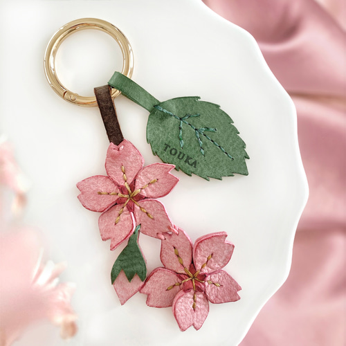 専用　ハンドメイド　かえる　がま口　バッグ　チャーム　桜 3/22締め切り】ゆらゆら揺れる、本革で仕立てた『桜』のバッグチャーム