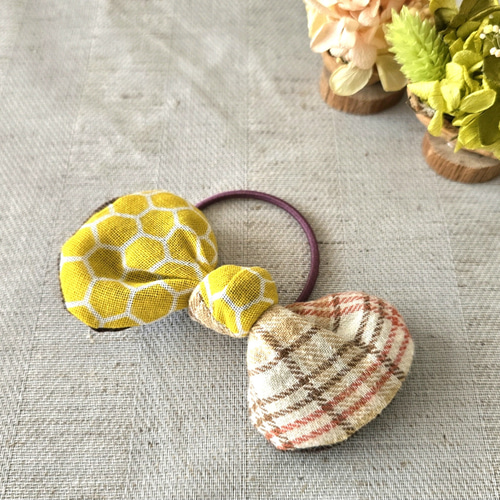 左右で柄違い♪ 色違い♪ パッチワーク布リボンヘアゴム 《 ハチの巣