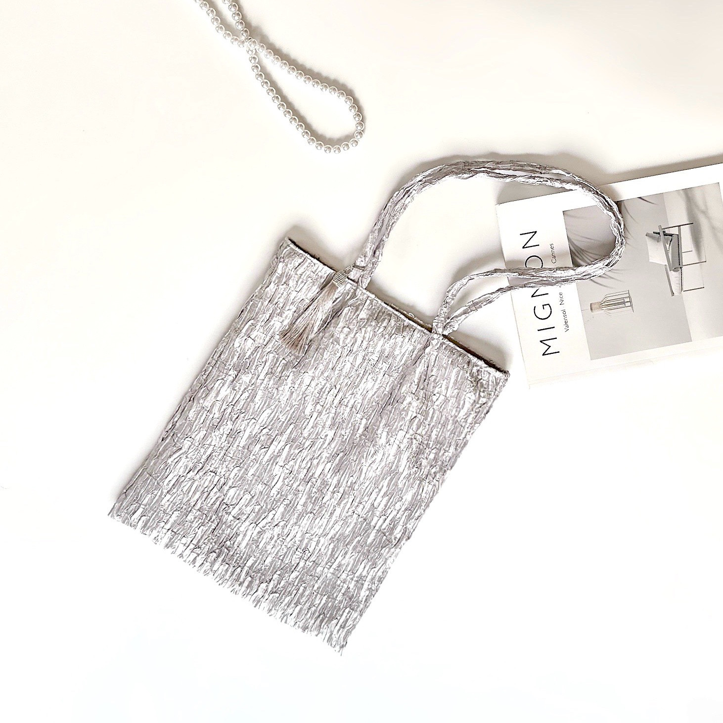 ＼新作／メタリックランダムプリーツ 大人のA4サイズぺたんこトートバッグ【シャイニーシルバー】オケージョン 4,714円