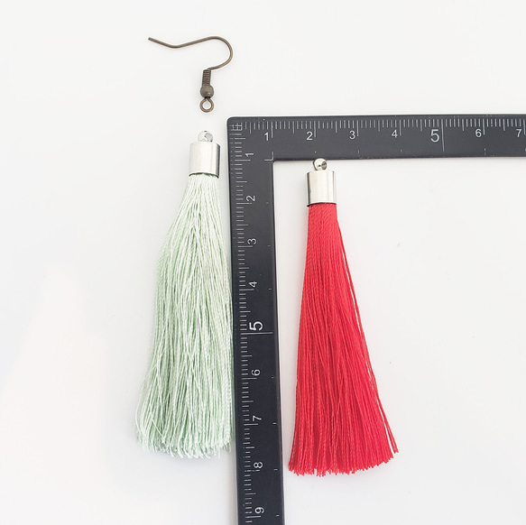 4個 約7㎝ タッセル フリンジ 糸 カン付き パーツ 和風 アジアン 白 ピンク 赤 グレー 薄緑 紺青 6枚目の画像