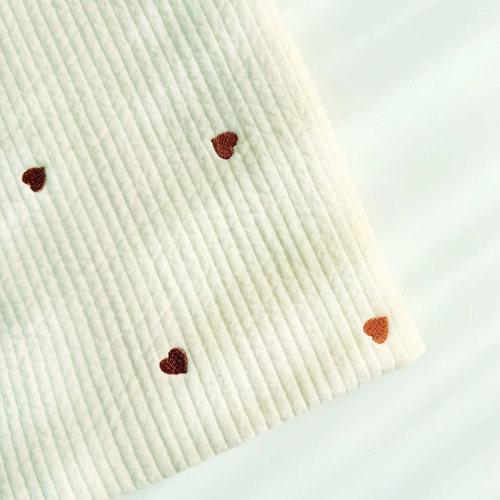 なな♡　韓国　直輸入　ヌビ　ポーチ　ホワイト×赤ハート ヌビ生地 韓国直輸入 ハート刺繍のふんわりキルティング【オフ