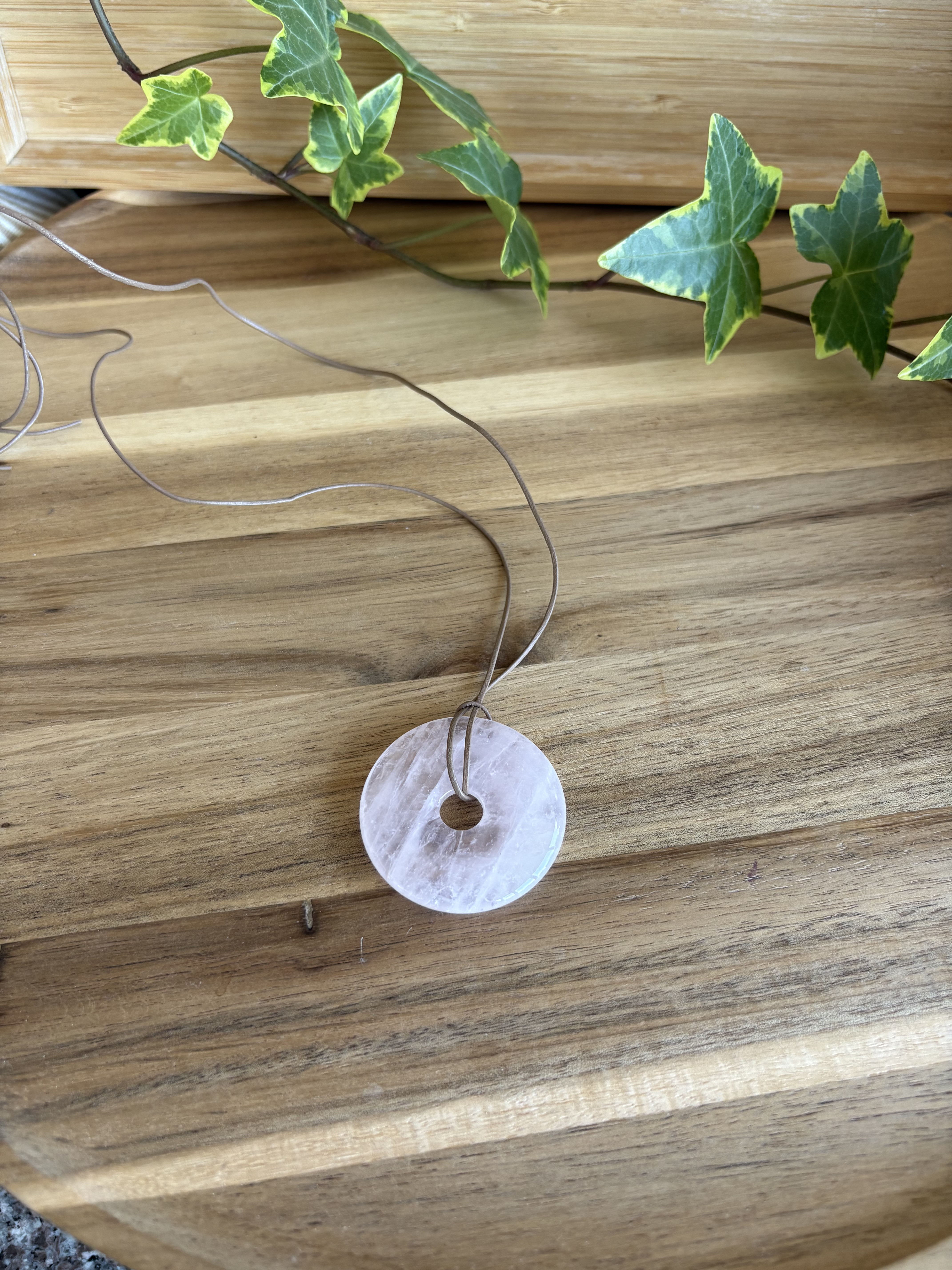 一点もの　大ぶりローズクォーツ　ドーナツ革紐ネックレス