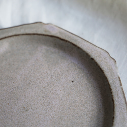 NEW! creema限定ちょこっとワケありな逸品  八角輪花皿　M　淡い桃色パステル系・グレー系　陶器 3枚目の画像