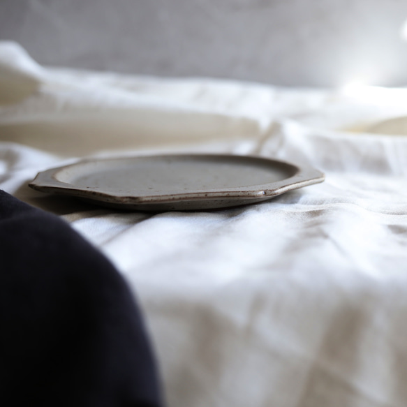 NEW! creema限定ちょこっとワケありな逸品  八角輪花皿　M　淡い桃色パステル系・グレー系　陶器 13枚目の画像