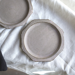 NEW! creema限定ちょこっとワケありな逸品  八角輪花皿　M　淡い桃色パステル系・グレー系　陶器 2枚目の画像