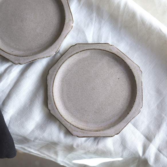 NEW! creema限定ちょこっとワケありな逸品  八角輪花皿　M　淡い桃色パステル系・グレー系　陶器 2枚目の画像