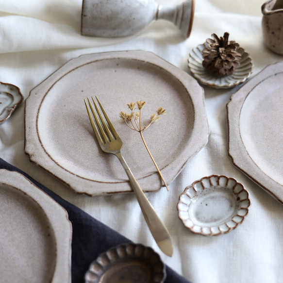 NEW! creema限定ちょこっとワケありな逸品  八角輪花皿　M　淡い桃色パステル系・グレー系　陶器 1枚目の画像