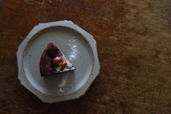 NEW! creema限定ちょこっとワケありな逸品  八角輪花皿　M　淡い桃色パステル系・グレー系　陶器 15枚目の画像