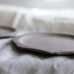 NEW! creema限定ちょこっとワケありな逸品  八角輪花皿　M　淡い桃色パステル系・グレー系　陶器 5枚目の画像