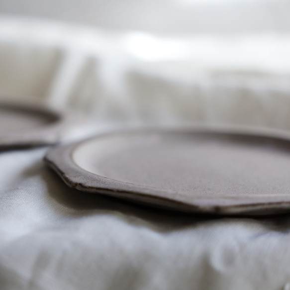 NEW! creema限定ちょこっとワケありな逸品  八角輪花皿　M　淡い桃色パステル系・グレー系　陶器 5枚目の画像