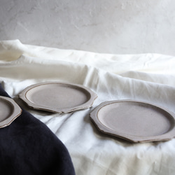 NEW! creema限定ちょこっとワケありな逸品  八角輪花皿　M　淡い桃色パステル系・グレー系　陶器 4枚目の画像