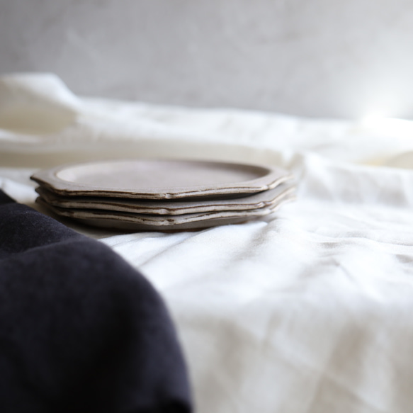 NEW! creema限定ちょこっとワケありな逸品  八角輪花皿　M　淡い桃色パステル系・グレー系　陶器 8枚目の画像