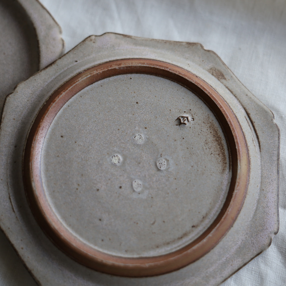 NEW! creema限定ちょこっとワケありな逸品  八角輪花皿　M　淡い桃色パステル系・グレー系　陶器 9枚目の画像