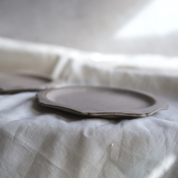 NEW! creema限定ちょこっとワケありな逸品  八角輪花皿　M　淡い桃色パステル系・グレー系　陶器 6枚目の画像