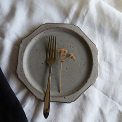 NEW! creema限定ちょこっとワケありな逸品  八角輪花皿　M　淡い桃色パステル系・グレー系　陶器 11枚目の画像