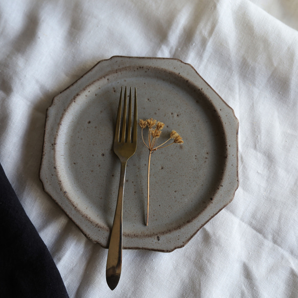 NEW! creema限定ちょこっとワケありな逸品  八角輪花皿　M　淡い桃色パステル系・グレー系　陶器 11枚目の画像