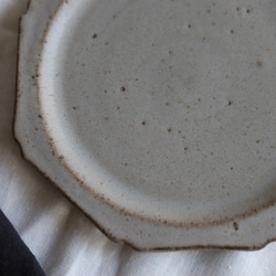 NEW! creema限定ちょこっとワケありな逸品  八角輪花皿　M　淡い桃色パステル系・グレー系　陶器 12枚目の画像