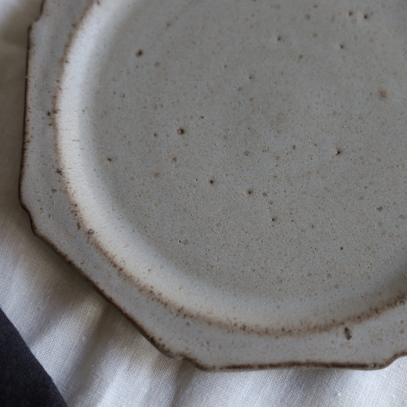 NEW! creema限定ちょこっとワケありな逸品  八角輪花皿　M　淡い桃色パステル系・グレー系　陶器 12枚目の画像