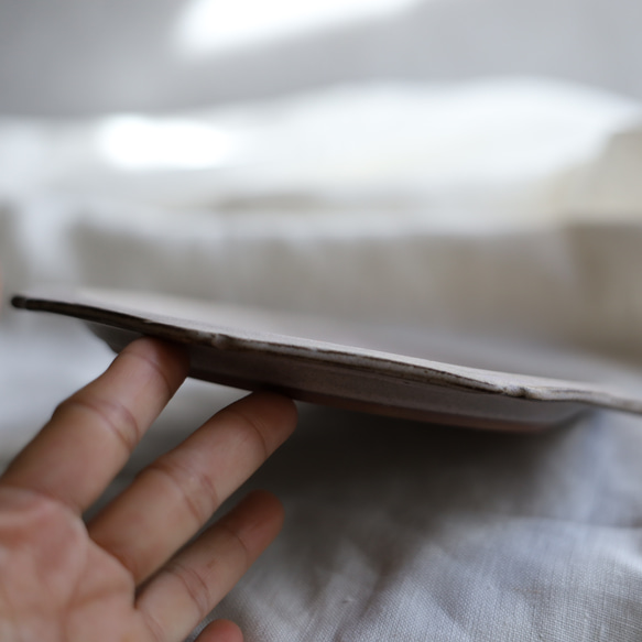 NEW! creema限定ちょこっとワケありな逸品  八角輪花皿　M　淡い桃色パステル系・グレー系　陶器 7枚目の画像