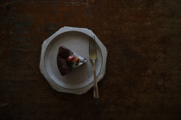 NEW! creema限定ちょこっとワケありな逸品  八角輪花皿　M　淡い桃色パステル系・グレー系　陶器 14枚目の画像