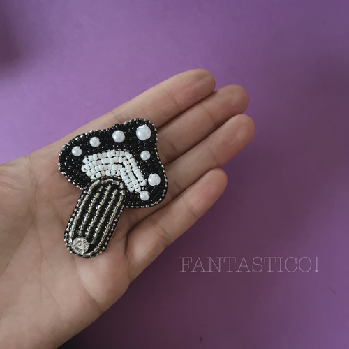 お得な2個セット❤️毒キノコのビーズ刺繍ブローチ