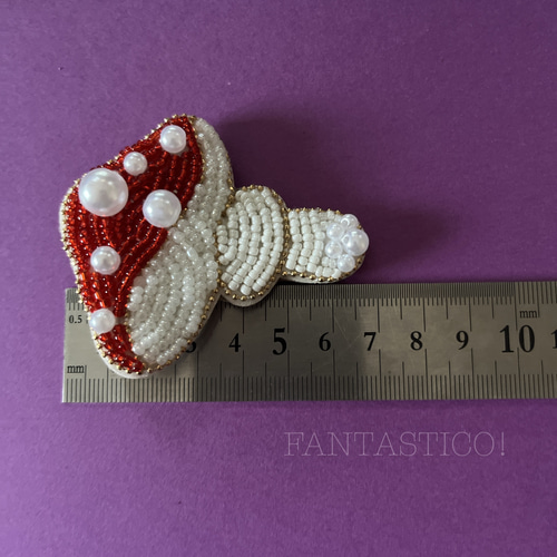 こり198.キラキラきのこ ビーズ 刺繍ブローチ ハンドメイドアクセサリ 新作キノコシリーズ》ビーズ刺繍ブローチ『不思議な森の毒キノコ