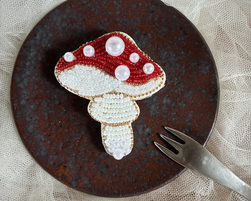 毒キノコのビーズ刺繍ブローチ❤️マッシュルームきのこ プレゼント